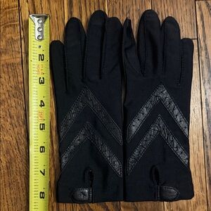 Isotoner Short Black Gloves